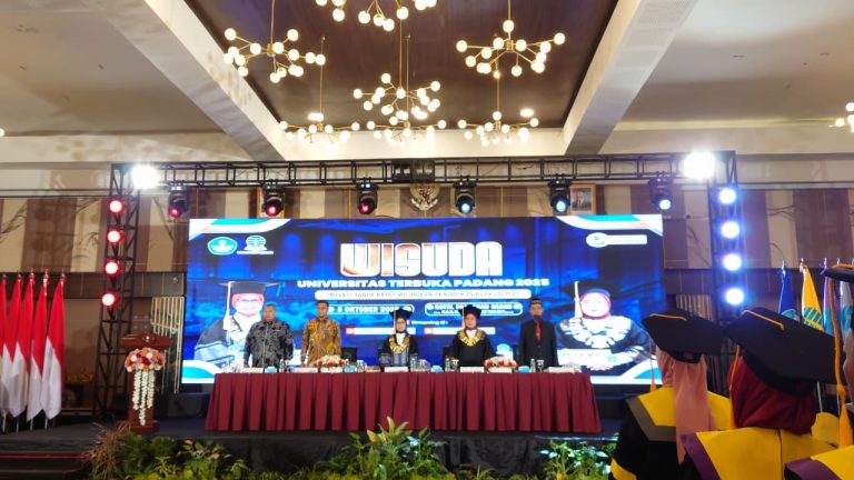 Lebih dari 500 Lulusan Universitas Terbuka Padang Mengikuti Wisuda